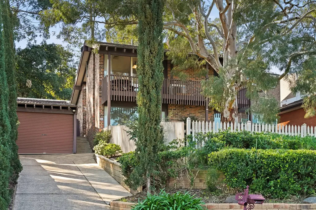 Winston Hills 3房 享有全景视野的家庭住宅 FAMILY HOME WITH PANORAMIC OUTLOOK