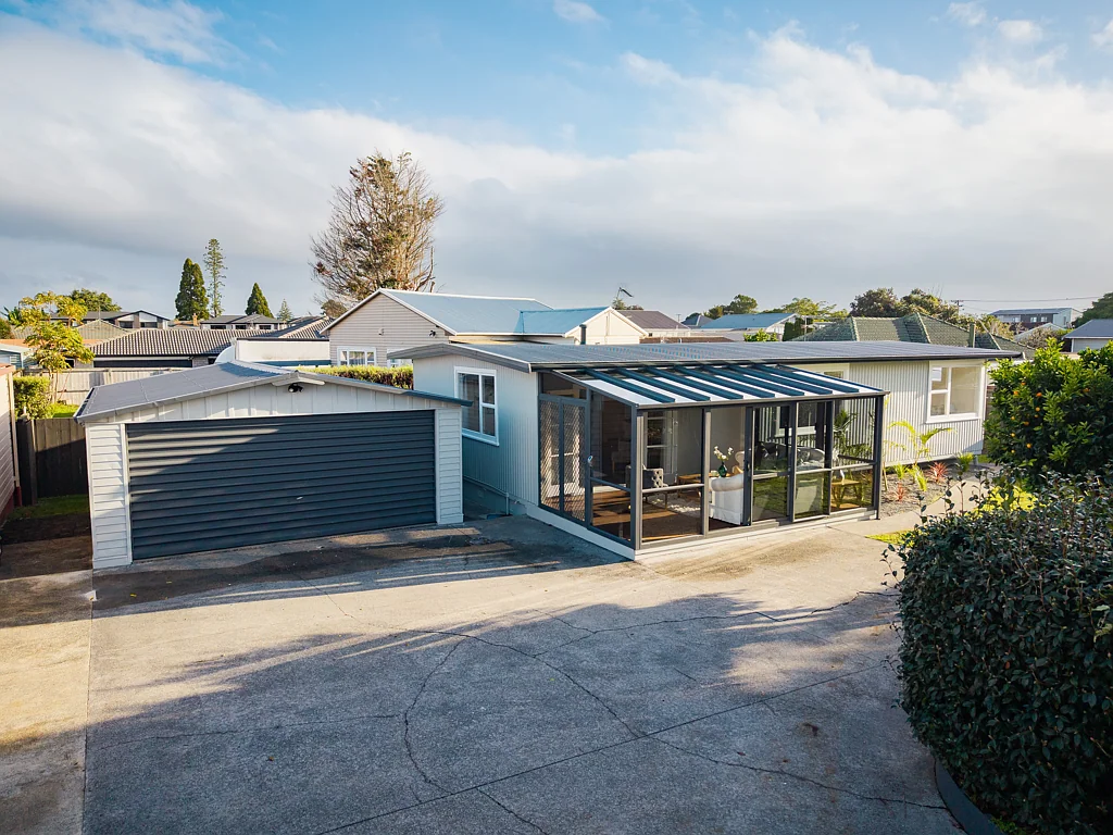 Manurewa 4Phòng ngủ Beautifully Renovated, Light Filled Home