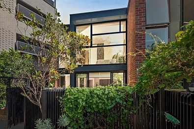 St Kilda 2房 获奖设计双层空间 黑色美学风格 东北向庭院 主卧带学习角 停车位屋顶花园 社区感强 步行海滩商圈 交通便捷 Dual-level luxury with a serious design edge