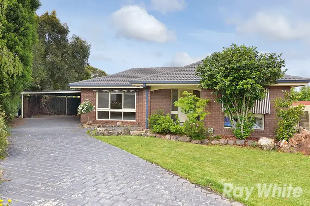 5 BEDROOMS, 3 LIVING AREAS, A BIG BLOCK & A COURT POSITION
