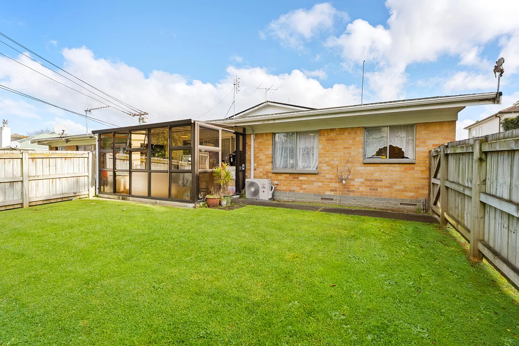 Papakura 2Moenga BFG (Bargain For Grab)! Brick & Tile Under $490k!