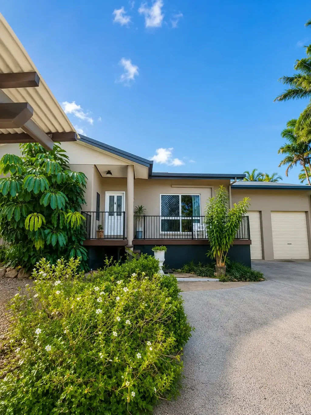 Caravonica 5 Bedroom Large Elevated Family Home