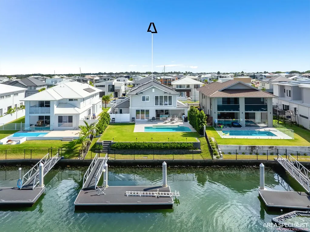 Jacobs Well 5غرفة نوم Coastal Hamptons Waterfront Living with Pool & Pontoon in Calypso Bay