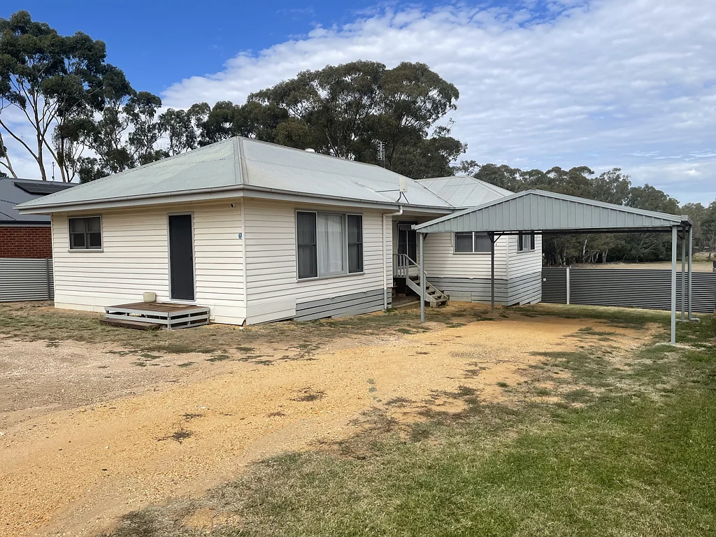 St Arnaud 3कमरा Neat, Solid Modern Weatherboard with 2 bathrooms on a large block