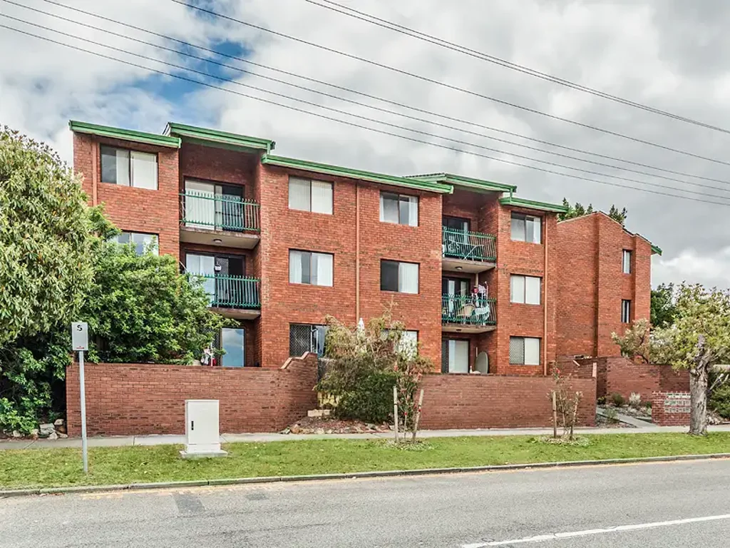 Victoria Park 2房  NEW PRICE - RENOVATED 2 BEDROOM APARTMENT WITH CITY VIEWS