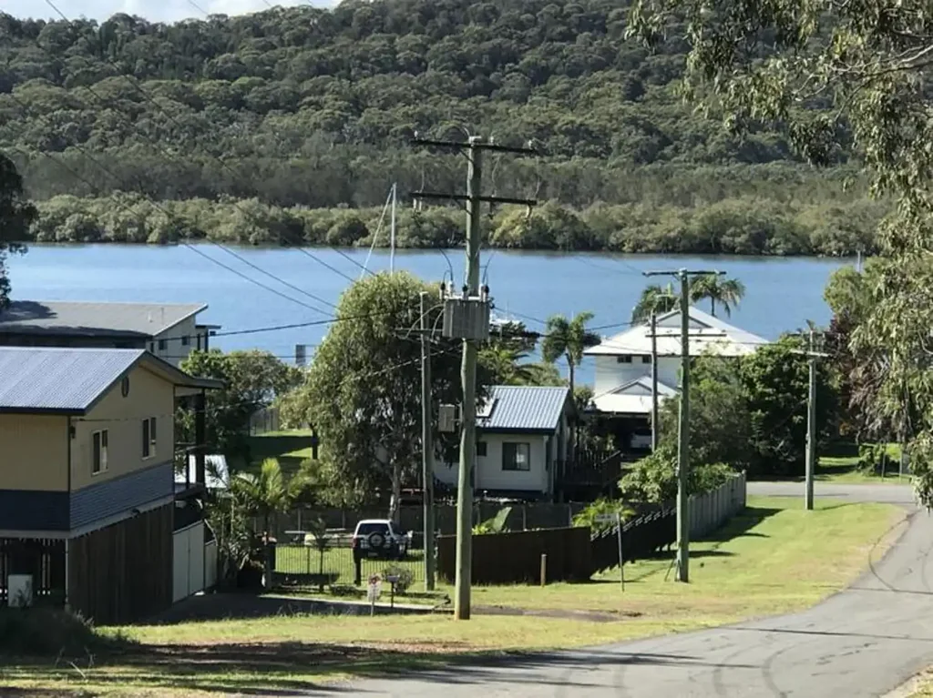 Russell Island 绝佳水景地块 574㎡阔地 俯瞰海湾 高地视野 步行船台 优质住宅环绕 市政便捷接入 Corner Block With Views