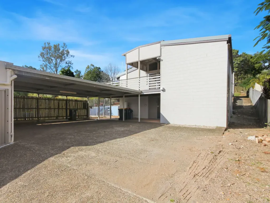 Architecturally Designed 6 Bedroom, 3 Bathoom Family Home with Stunning Views, Pool & Exceptional Space