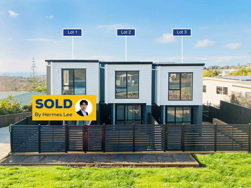 Browns Bay 3 Bedroom Brand New Home with Stunning Sea & Rangitoto Views