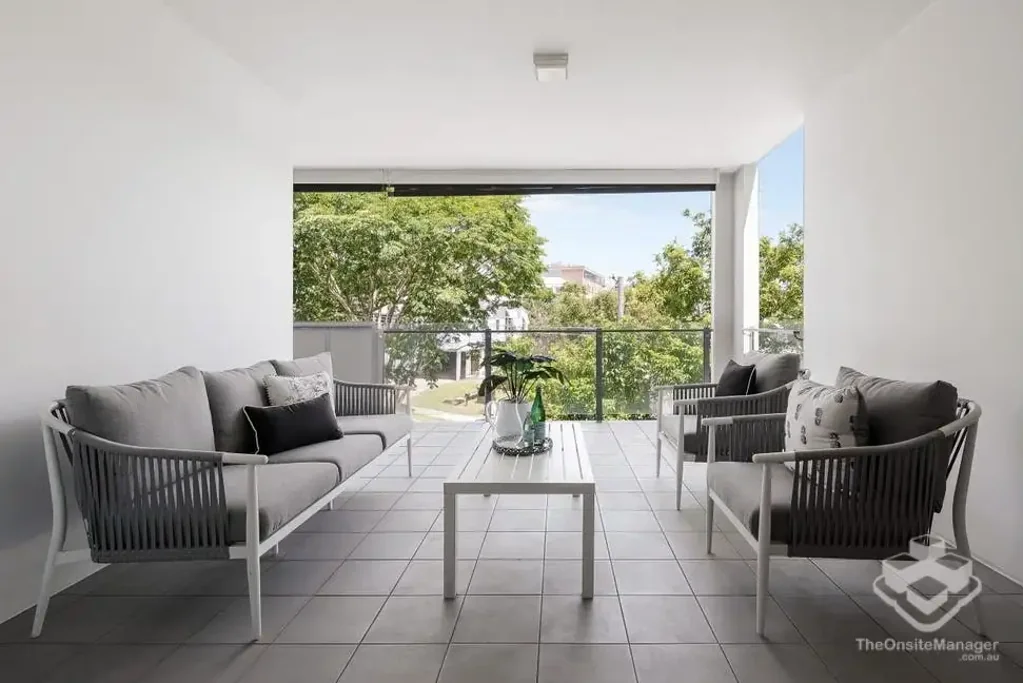 EXTRA LARGE PADDINGTON 3 BEDROOM 2 BATHROOM APARTMENT 1 CARPARK - JUST 2KM FROM THE CBD