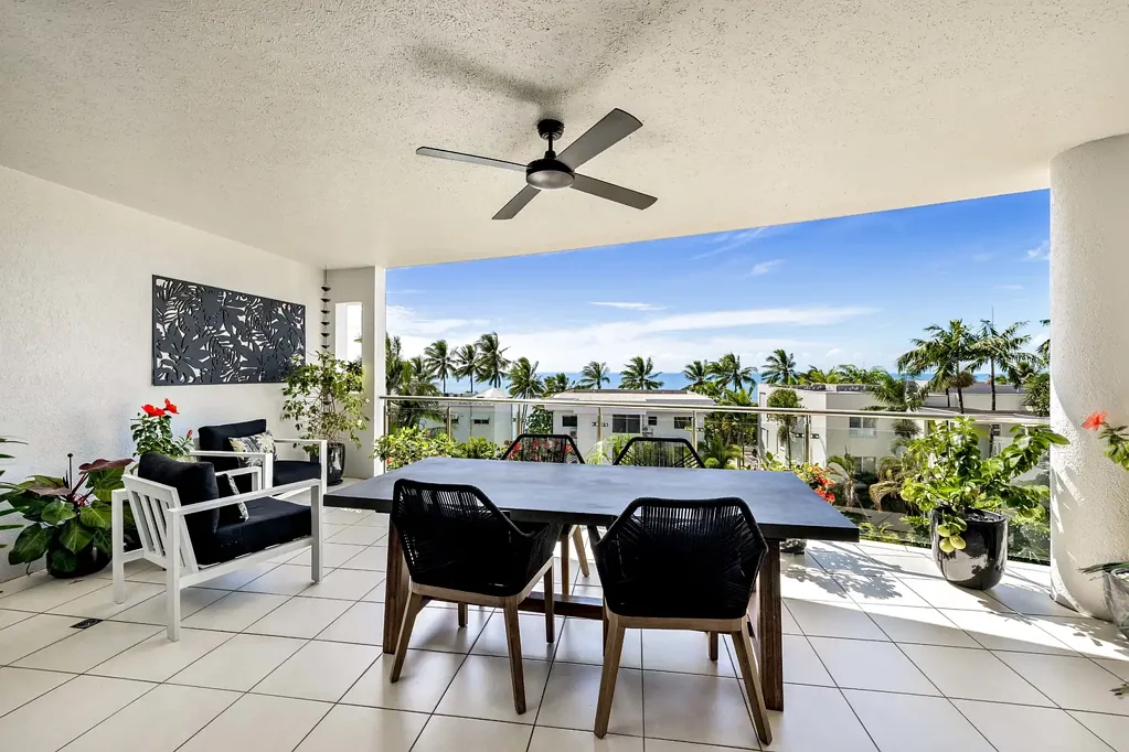 Trinity Beach 3침실 Coastal Elegance with Expansive Ocean Views