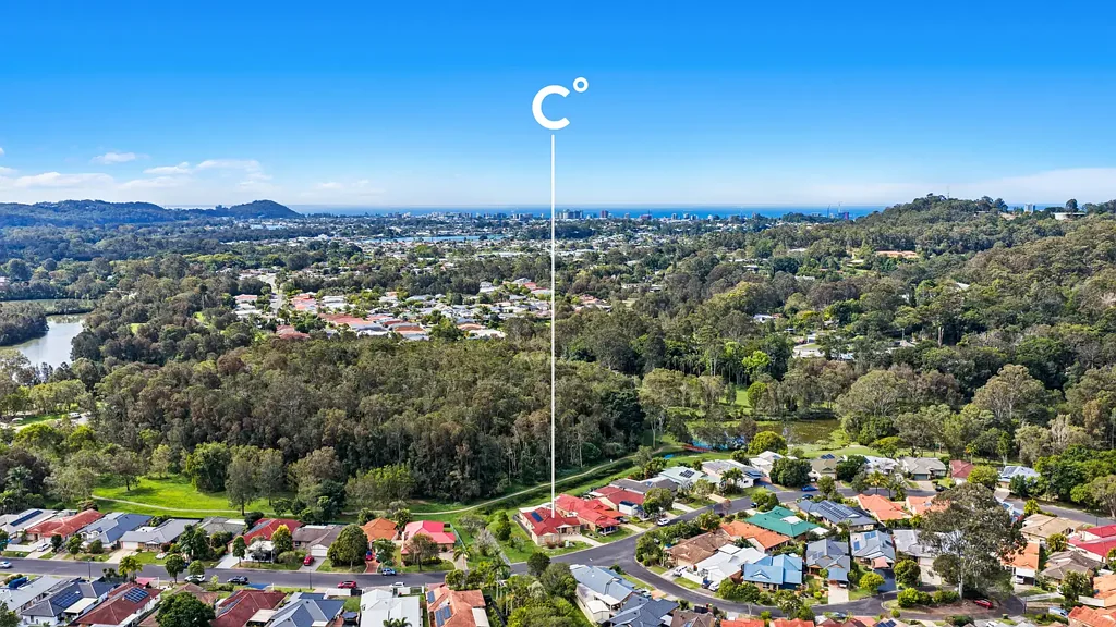 Elanora 4બેડરૂમ Immaculately presented family home backing onto Elanora Nature Reserve