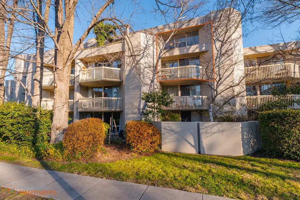 Barton 3Zimmer Contemporary two level apartment in Macquarie Court