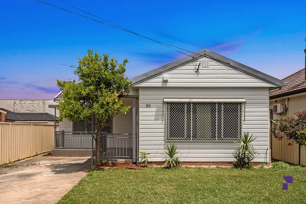 Bankstown 6房 宽敞双居胜地 651㎡北向地块 独立入口双生活区 开放客厅 装饰壁炉 木地板高窗 燃气厨房 瓷砖挡溅板 步入式衣柜 独立副居 现代设施 院内停车位 近校购物中心 Versatile home combines two self-contained dwellings on a 651.3sqm block with duplex site potential STCA