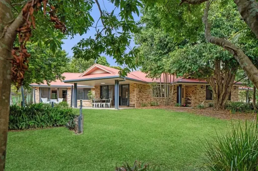 Redland Bay 7房 双居住生活 5卧主宅 2卧granny flat 半英亩地块 精致花园 4车位车库 便利设施云集 Superb Dual-Living Homestead On 2,023m2 or 1/2-Acre Block!
