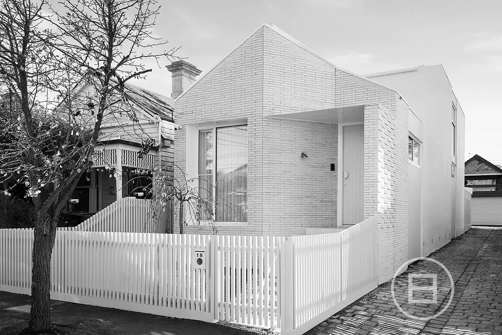 Elwood 4침실 Expressions of Interest closing Tuesday 7th July at 3pm (unless sold prior)