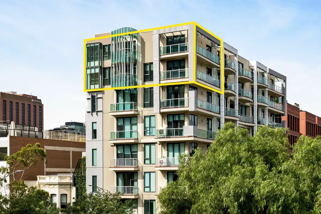 East Melbourne 3房 前排地标视野 宽敞错层设计 三个卧室并排车位 东墨尔本限量社区 Parkside Penthouse with Panoramic Views