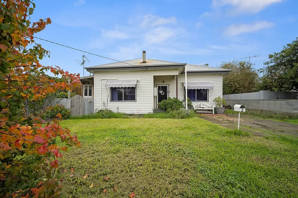 Coleraine 3房  Three bedroom home on a large corner block