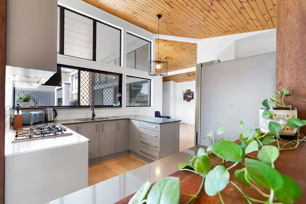 Bundamba 3침실 Flawlessly Renovated, Architecturally Inspired & one fantastic opportunity for one lucky buyer