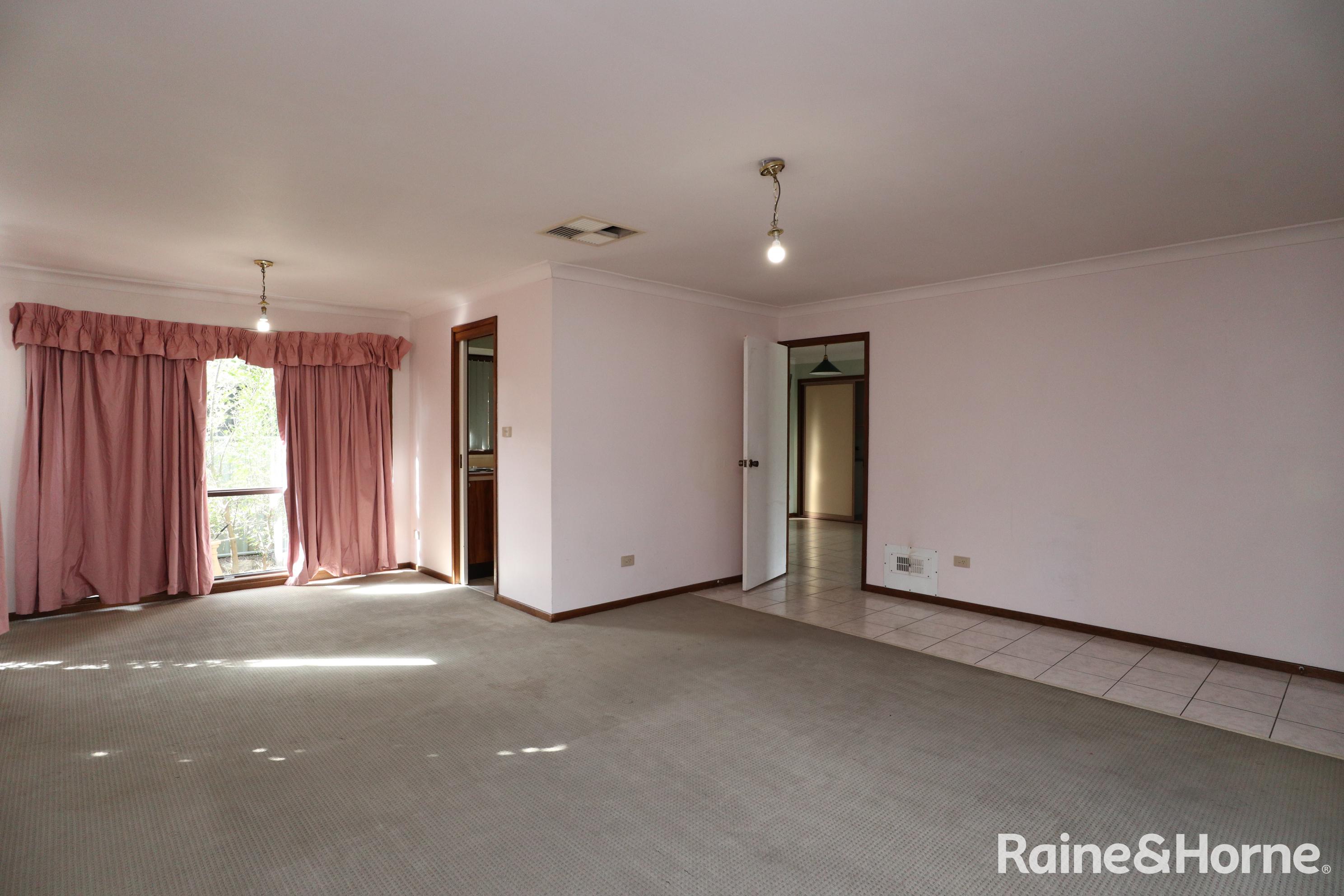 4 JANNALI PL, GLENFIELD PARK NSW 2650, 0 chambres, 0 salles de bain, House