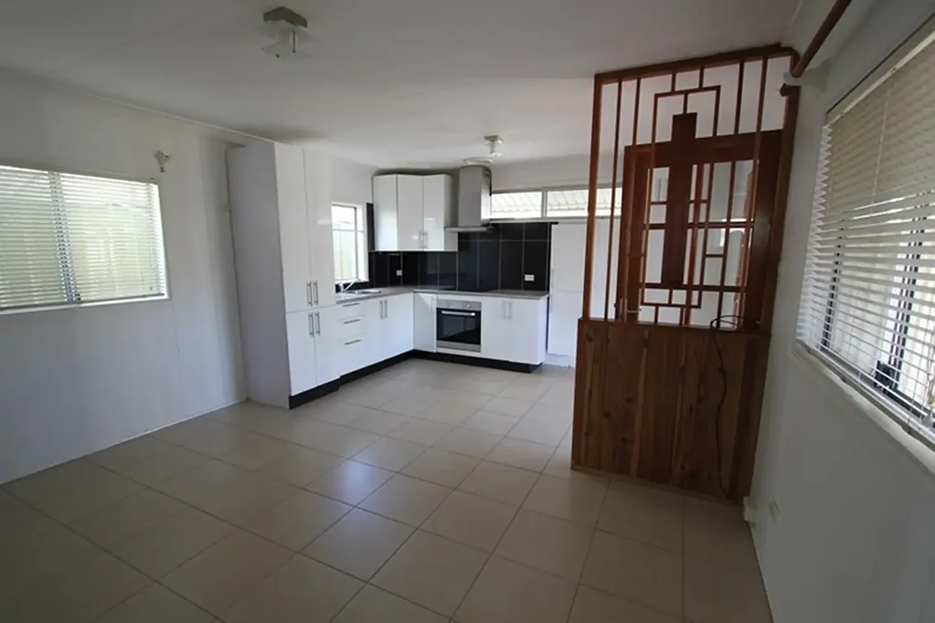 CLOSE TO SHOPS AND BUS TRANSPORT