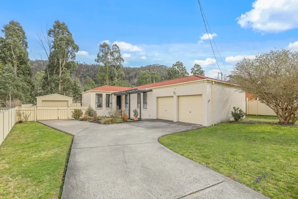 Lithgow 3 Bedroom Charming Family Home with Mountain Views