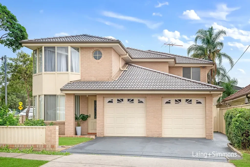 Merrylands 4ਬੈੱਡਰੂਮ Stunning Double-Story Duplex – The Ultimate Family Home
