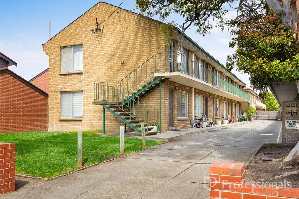 Murrumbeena 1Zimmer SUBERBLY RENOVATED AND WHAT A LOCATION!!