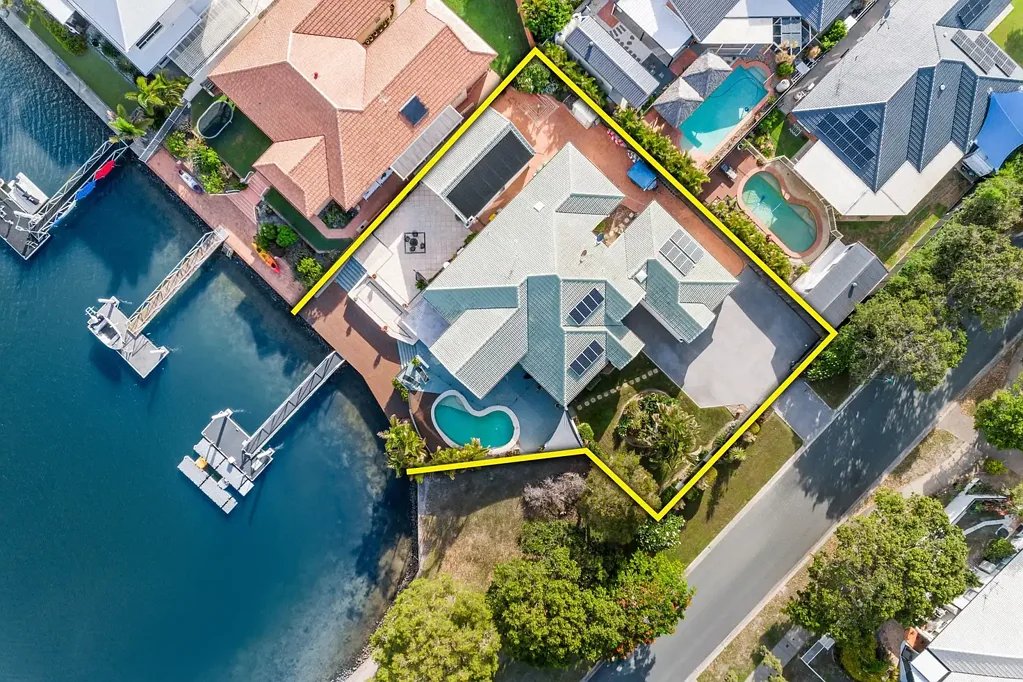 Pelican Waters 4 Slaapkamer SPACIOUS WATERFRONT LIVING WITH DEEPWATER ACCESS
