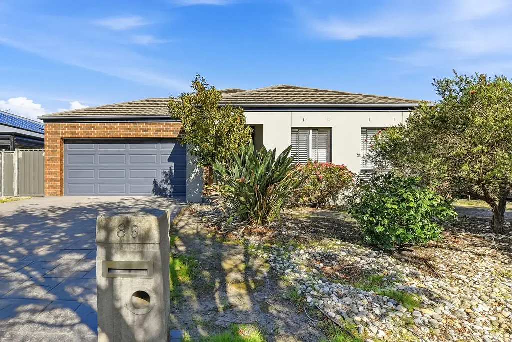 South Morang 4房 黄金地段 Hawkstowe Estate 4卧主套 现代厨房 开放式生活 双车库 全年娱乐庭院 Brilliant Family Home in a Prime Location.