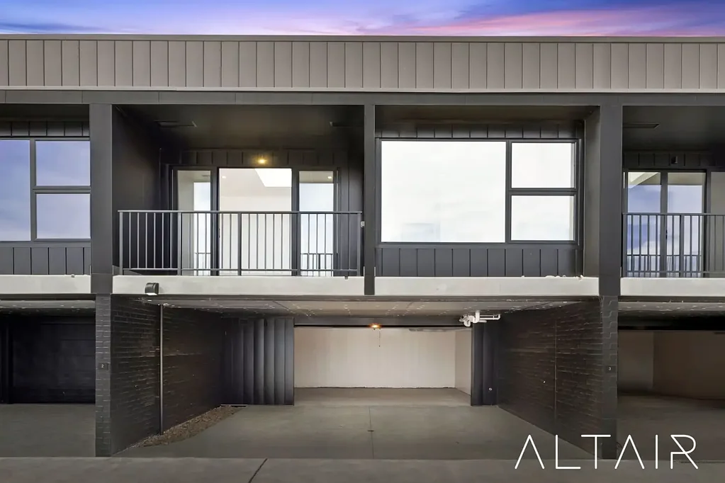 Whitlam 3房  Brand new townhouse with views of the Molonglo Valley.