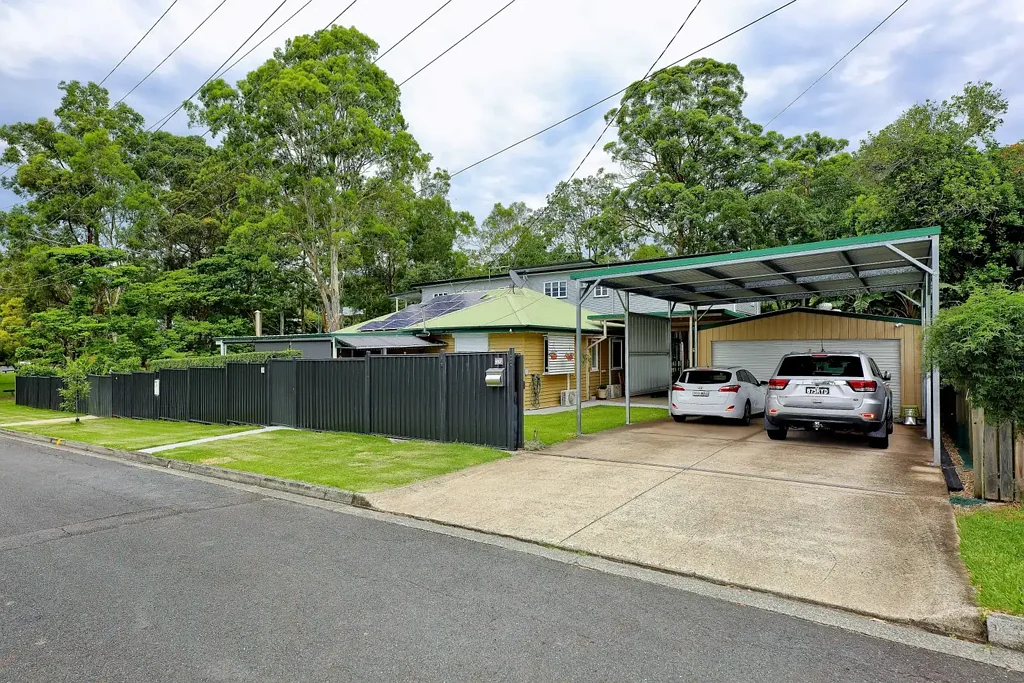 Indooroopilly 4ห้องนอน Family Home with Granny Flat on 911m2