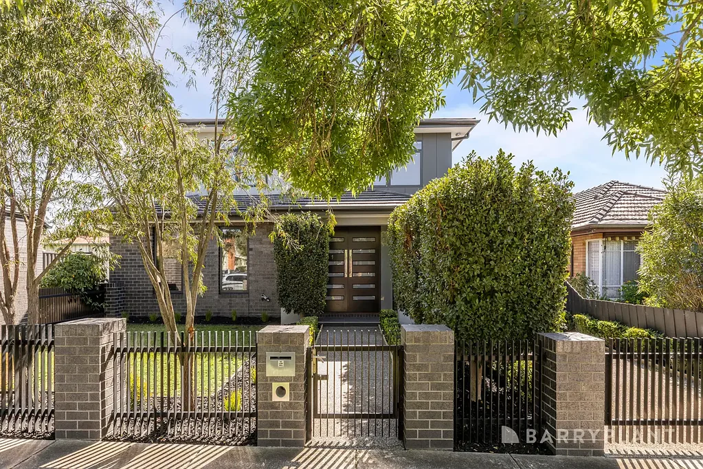 Reservoir 3部屋 Modern Street-Facing Townhouse with Private Driveway & Premium Features