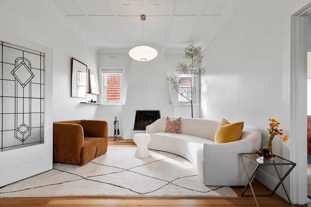 Elwood 2房 艺术装饰经典 建筑 St Kilda Marina正对面 Port Phillip Bay壮丽水景 宽敞两卧 开放式壁炉 厨师厨房 石制台面 朝北私享露台 豪华地毯 抛光木地板 染色玻璃窗 逆循环冷暖 内湾侧便捷位置 Charming Beachside Art Deco Retreat