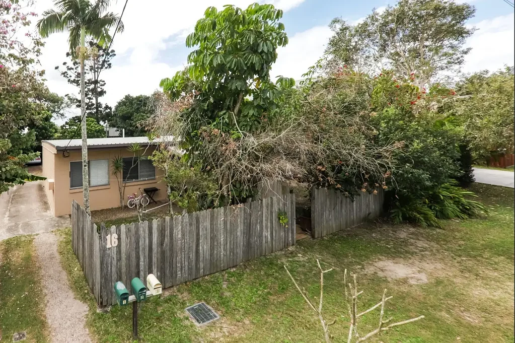 Beachy style 2 bedroom unit - Walking distance to beach!