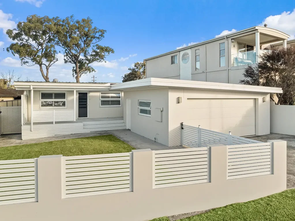 Oak Flats 3房  Lakeside Living in a Peaceful Oak Flats Location