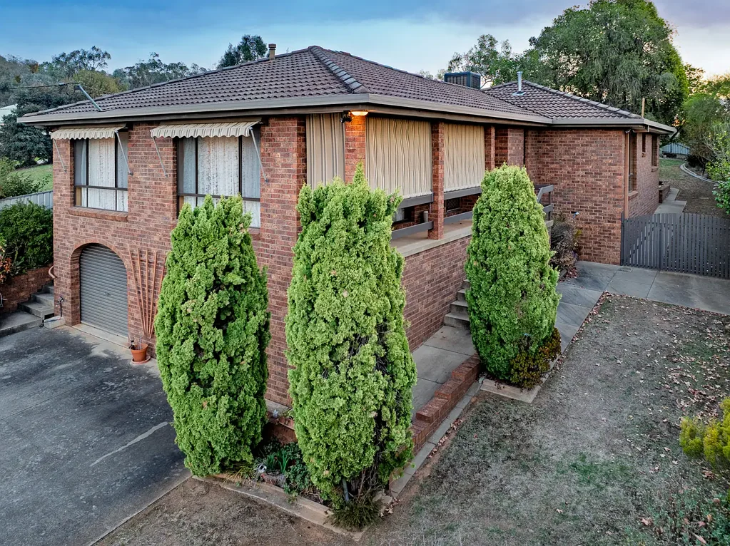 Lavington 4chambre Tradie-Built Quality with Views & Versatility