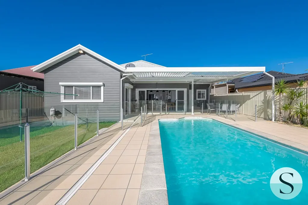 Belmont North 6部屋 Picture Perfect Refreshed Cottage, North-Facing Entertainer with Poolside Perfection and Space to Spare on Level Block