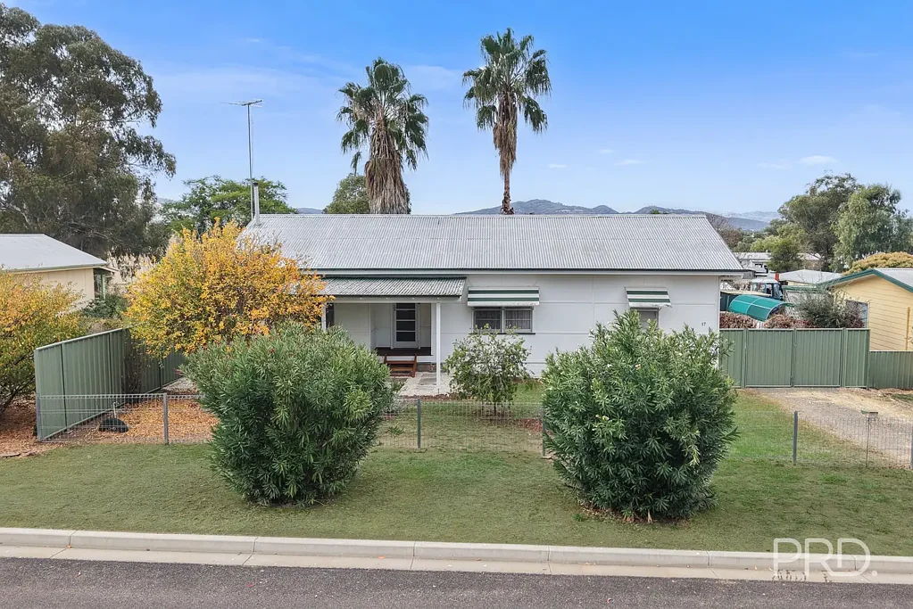 Quirindi 3房  Renovated home with ducted air conditioning on 1081m2 block.