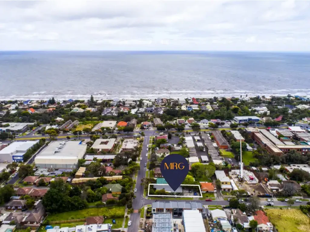 Frankston 8房 转角地块珍稀 575sqm阔地 海滨近600米 多功能潜力 中心地段便利 餐饮交通云集 Corner Block on Frankston CBD fringes!
