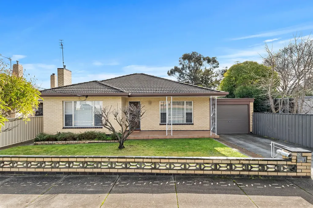 Flora Hill 3 Bedroom Blue Chip Location - Huge Yard with numerous possibilities (Possible Subdivision (STCA).