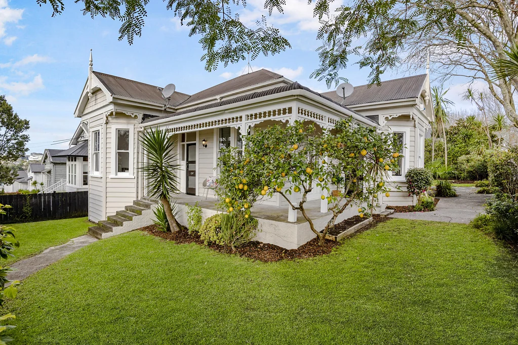 Grey Lynn 3Moenga Villa in 2 Flats on Corner Site