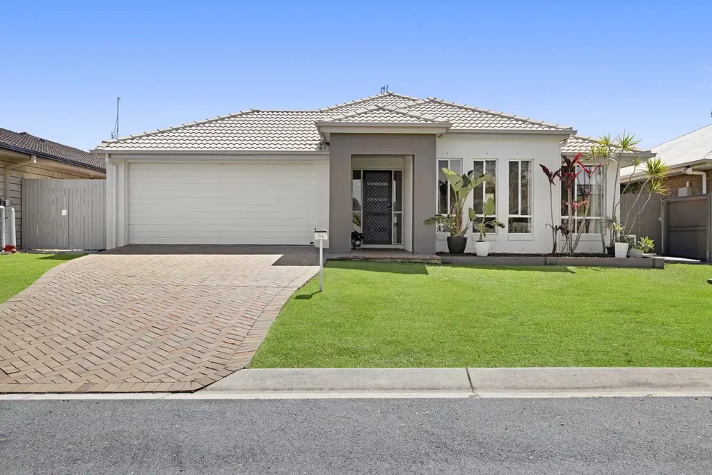 Caloundra West 4Kwarto Ultimate Family Package: Spacious Modern Living + a Pool!