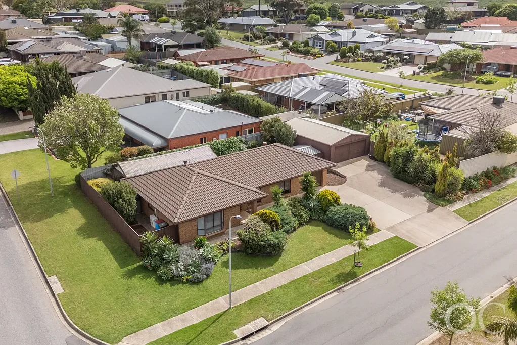 Hallett Cove 3બેડરૂમ Open the Door to Unmatched Parking, Flat Land and Relaxed Living by the Sea