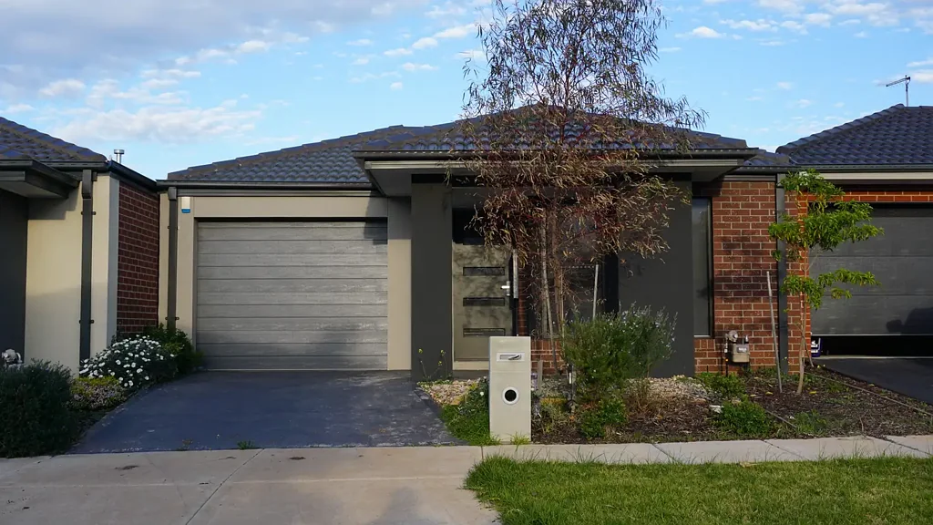 3 BEDROOM FAMILY HOME FOR RENT IN POINT COOK !!