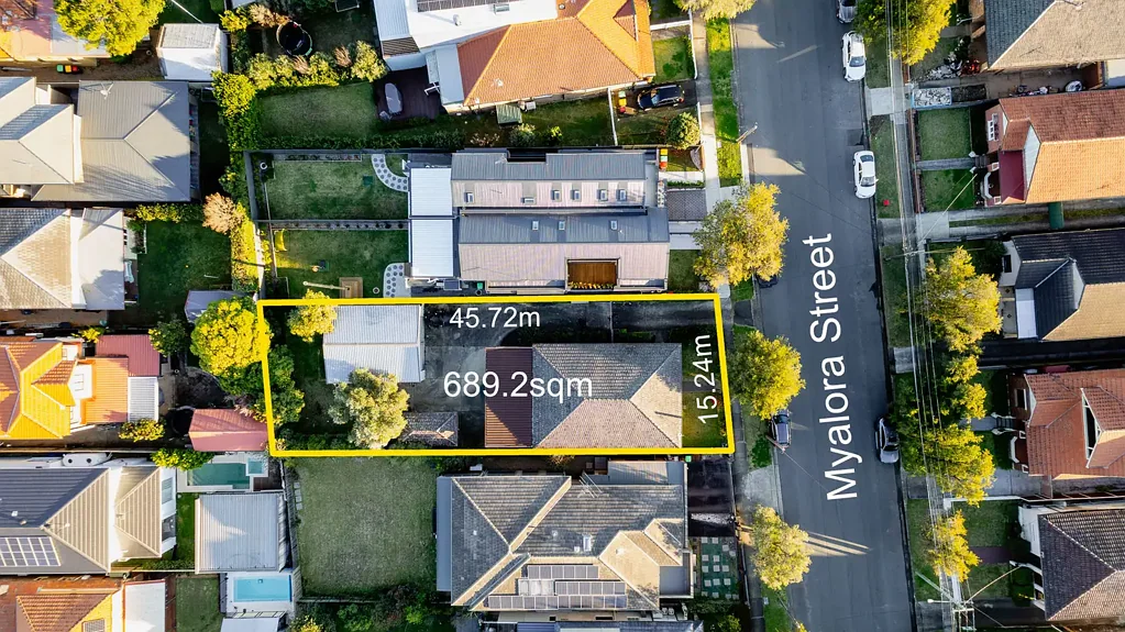 Russell Lea 5房 宽阔林荫街道 689.2㎡阔地 原始木石厨房 五卧主卧带卫 双车库近水边交通 Solid home on 689.2 sqm block with duplex potential (STCA)