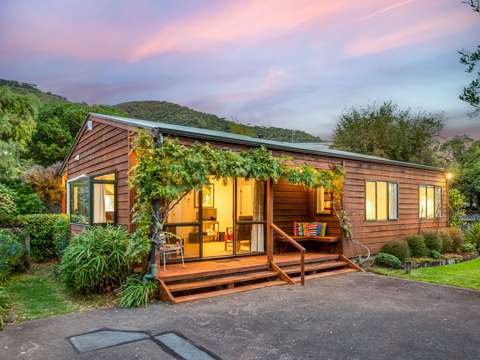 Eastbourne 2Moenga Your coastal retreat awaits