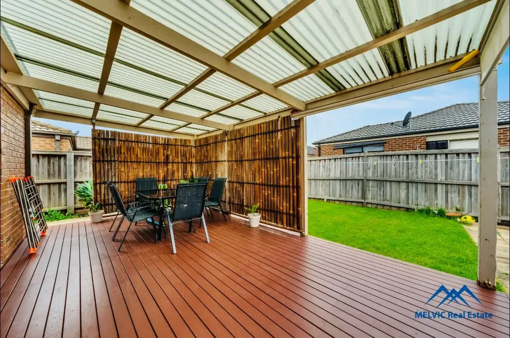 Cranbourne West 3침실 Stylish Family Living on 425m² (Approx.) in Prime Cranbourne West Location