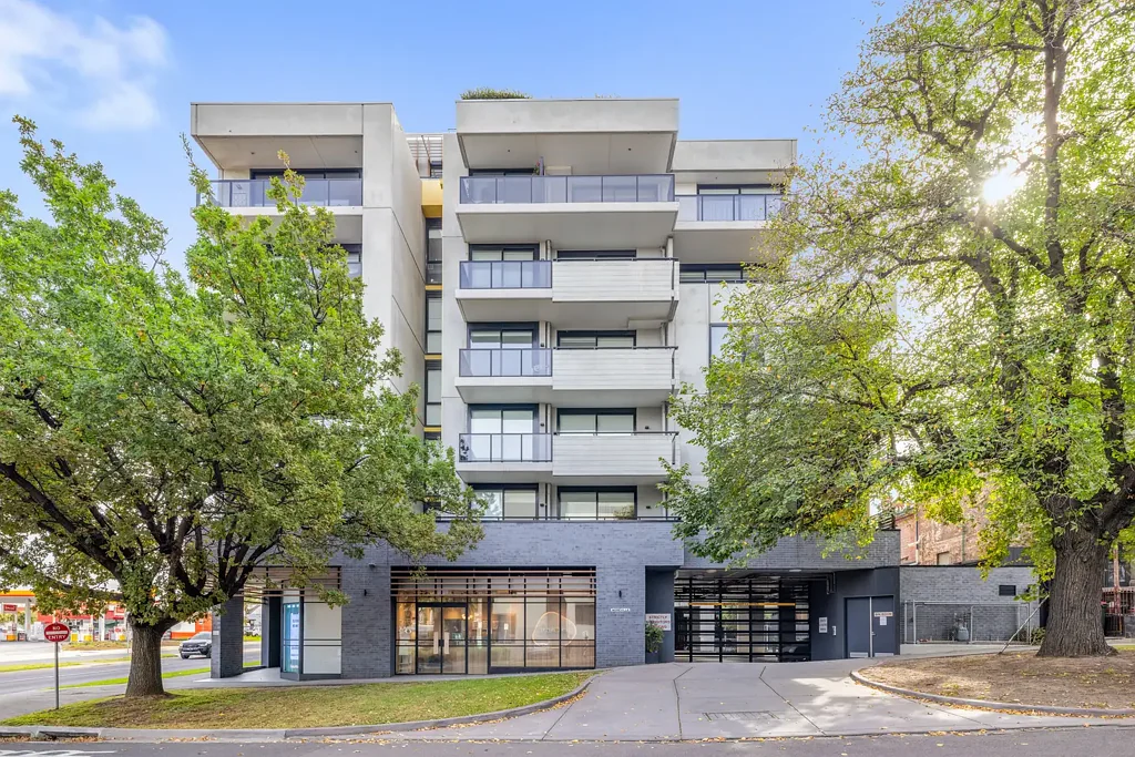 Footscray 2房 采光充足 开放式空间 现代厨房 私人阳台 屋顶露台 安全车位 Contemporary Living in a Connected Inner-West Setting