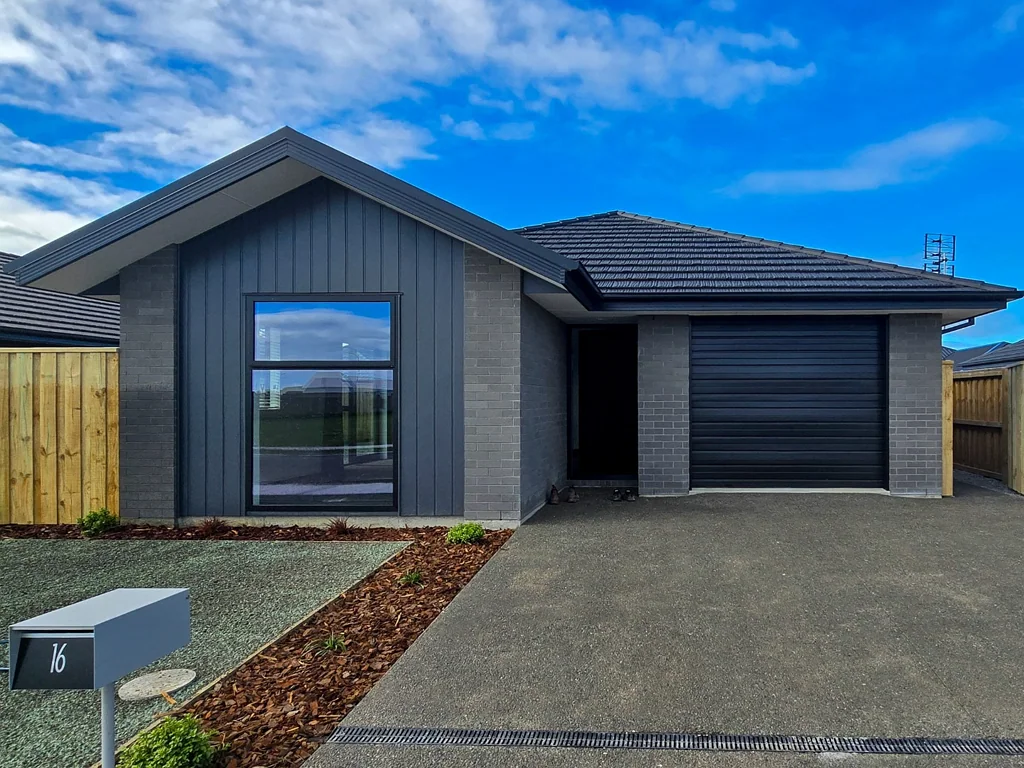 Brand New Three Bedroom In Lincoln!