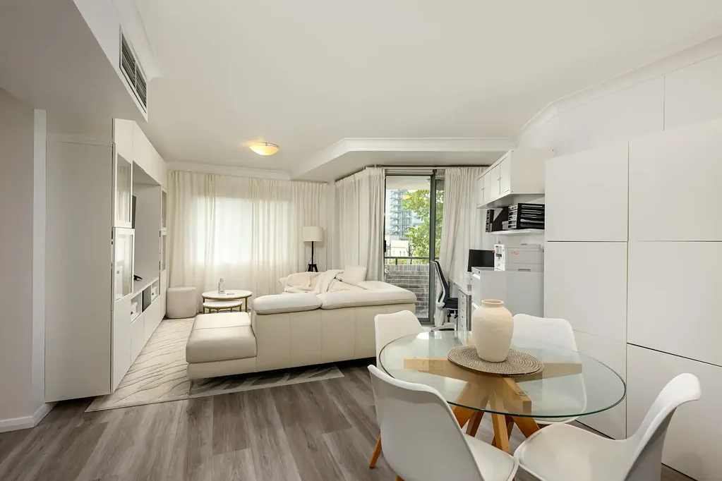Pyrmont 2房 西北朝向采光佳 阳台观日落 滨水公园近 餐厨精装 双卧带套 车库健身房 North-West Facing Apartment with Iconic Sunset Views-Currently Leased at $1,100.00 per week until May 2027